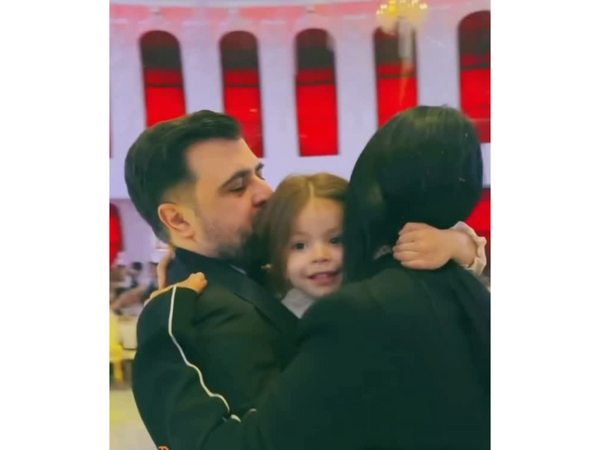 Azərbaycanlı aparıcı xanımı və qızı ilə - <span class="color_red">VİDEO</span>