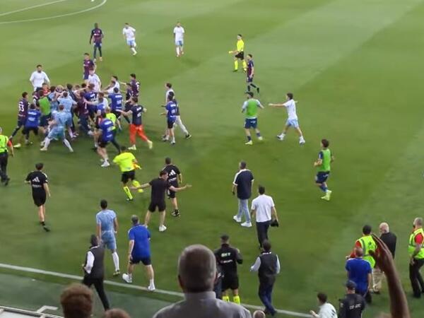 Qapıçı rəqibini yumruqladı, matçda dava düşdü - <span class="color_red">VİDEO</span>