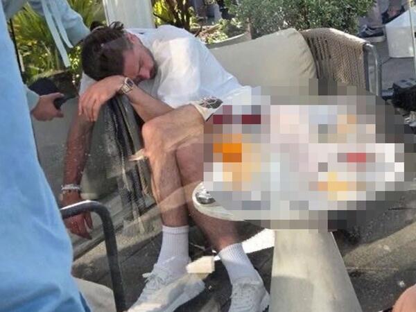 FOTOdakı məşhur kimdir? - Küçədə sərxoş halda görüntüləndi