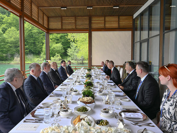 Qəbələdə İlham Əliyevin adından Çexiyanın Baş nazirinin şərəfinə rəsmi lanç verilib - FOTO