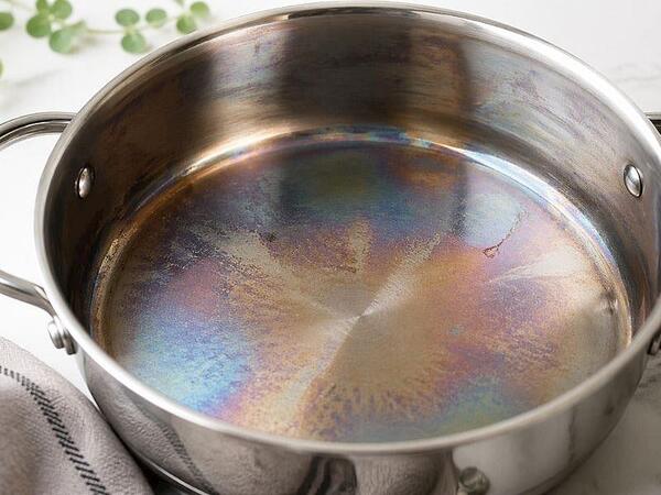 Qazandakı rəngli ləkələrin sirri məlum oldu