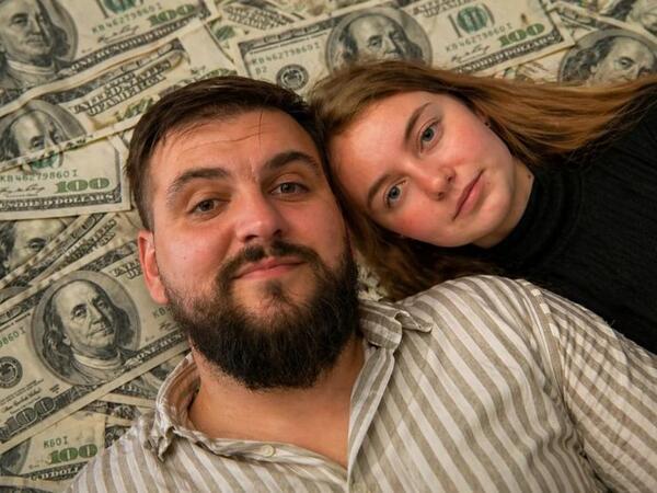 Sumqayıtlı oğlanın “sevgi planı”: Xarici qadından dollarları necə aldı?