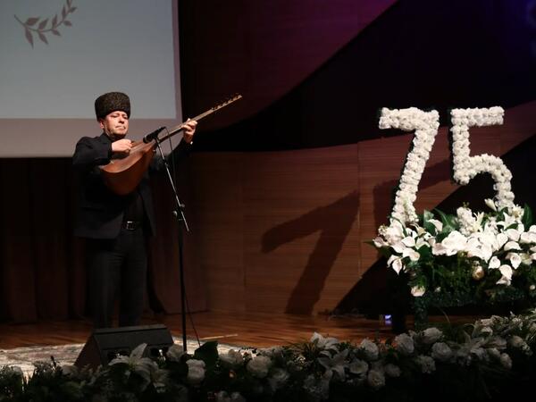 Barat Vüsalın 75 illik yubileyi münasibətilə “Uzanan ömrüdü şair dünyanın” adlı ədəbi-bədii gecə keçirilib - <span class="color_red">FOTO</span>