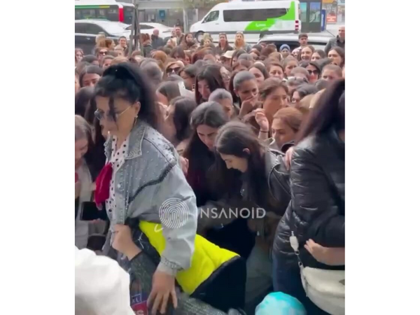 Bakıda mağaza açılışındakı izdiham müzakirə yaratdı - <span class="color_red">VİDEO</span>