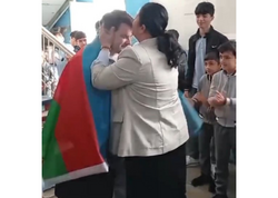 Müəllimlər və şagirdlər müəllimi əsgər YOLA SALDILAR - <span class="color_red">VİDEO</span>