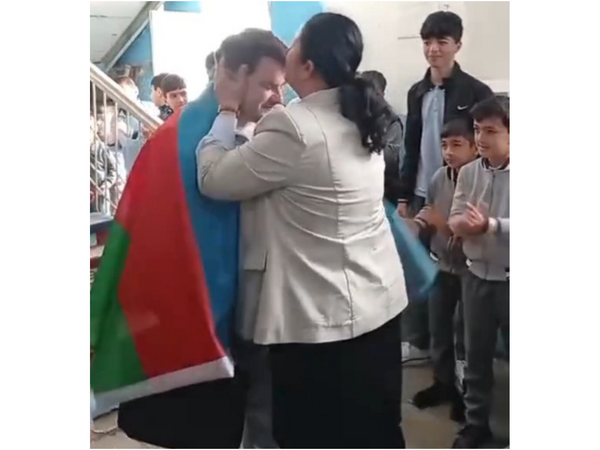 Müəllimlər və şagirdlər müəllimi əsgər YOLA SALDILAR - <span class="color_red">VİDEO</span>