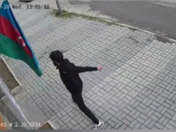 Bayrağa hörmətsizlik edən şəxslə bağlı araşdırma başladı - <span class="color_red">VİDEO</span>
