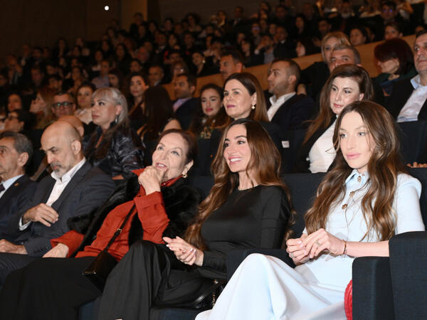 Arzu Əliyeva və Alena Əliyeva “Tağıyev: Məktəb” bədii filminin təqdimatında iştirak ediblər - <span class="color_red">FOTO</span>