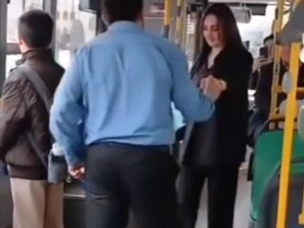 Bakıda avtobus sürücüsü sərnişinə evlilik təklif etdi - <span class="color_red">VİDEO</span>