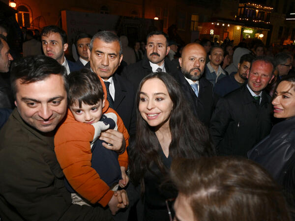 Leyla Əliyeva və Arzu Əliyeva Beynəlxalq Xalça Festivalını ziyarət ediblər - <span class="color_red">FOTO</span>