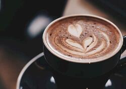 Evdə barista kimi latte köpüyü hazırlamağın ən asan yolu