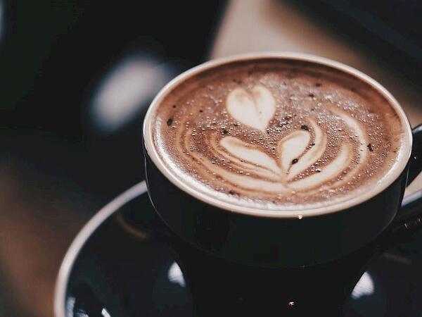Evdə barista kimi latte köpüyü hazırlamağın ən asan yolu