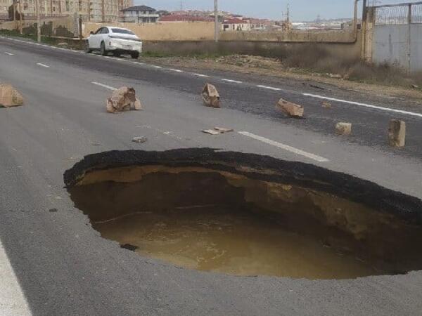 Sürücülərin DİQQƏTİNƏ: Bu yol ÇÖKDÜ