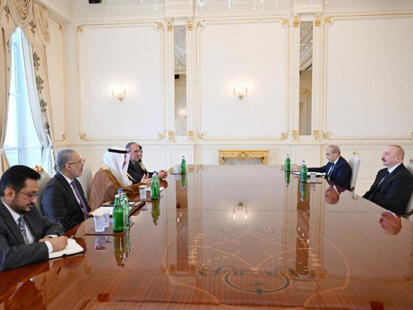 Prezident İlham Əliyev İslam İnkişaf Bankı Qrupunun sədrinin başçılıq etdiyi nümayəndə heyətini qəbul edib - FOTO