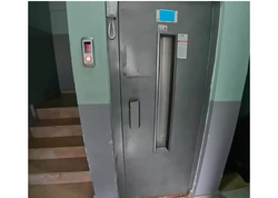 Liftə minən kuryer həyatının ŞOKunu yaşadı - <span class="color_red">VİDEO</span>