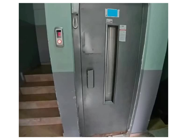 Liftə minən kuryer həyatının ŞOKunu yaşadı - <span class="color_red">VİDEO</span>
