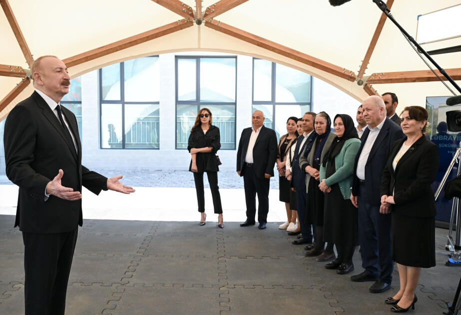 İlham Əliyev və birinci xanım Mehriban Əliyeva Cəbrayıl rayonunun Şükürbəyli kəndinə köçən sakinlərlə görüşüblər - FOTO