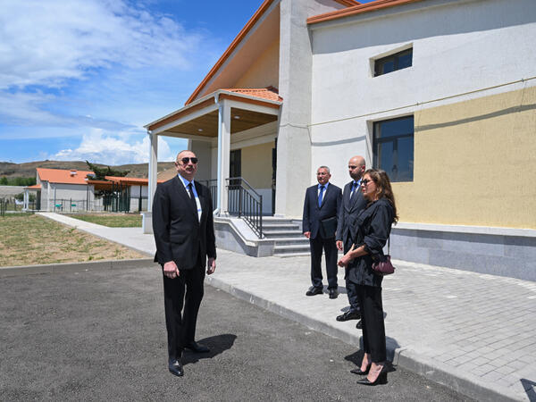 İlham Əliyev və Mehriban Əliyeva Şükürbəyli kəndində fərdi evlərdə yaradılmış şəraitlə tanış olublar - FOTO
