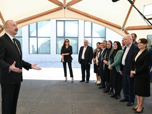 İlham Əliyev və birinci xanım Mehriban Əliyeva Cəbrayıl rayonunun Şükürbəyli kəndinə köçən sakinlərlə görüşüblər - FOTO
