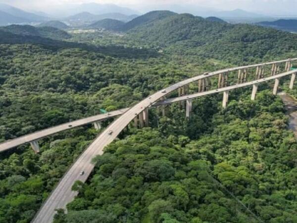 Mühəndislik sərhədlərini aşan yol: Yerdən tam 70 metr hündürlükdə asılı qalıb