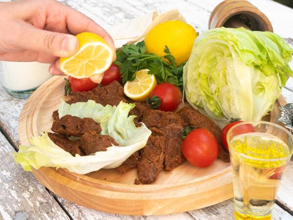 3 kilo yarım "çiy köftə" YEDİ: 3.700 manat qazandı - <span class="color_red">VİDEO</span>