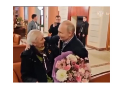 Putin müəllimini şam yeməyinə apardı - <span class="color_red">VİDEO </span>