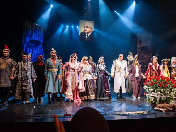 Xalq yazıçısı Elçinin xatirəsinə həsr olunmuş "Baş" tamaşası nümayiş olunub - FOTO
