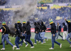Azarkeşlər meydana girib baş məşqçiyə hücum çəkdilər, oyun dayandırıldı