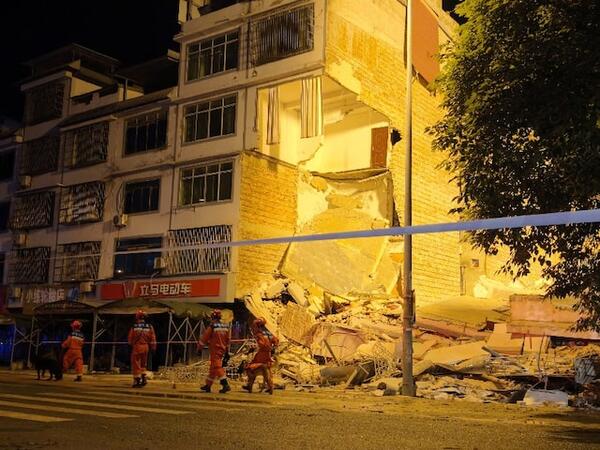 Çində güclü zəlzələ: Ölənlər və dağıntılar var