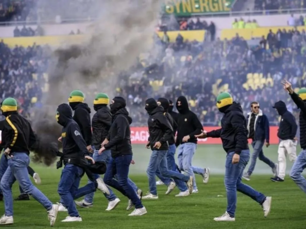 Azarkeşlər meydana girib baş məşqçiyə hücum çəkdilər, oyun dayandırıldı