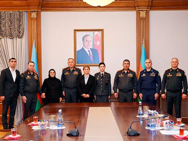 Müdafiə naziri Milli qəhrəmanlarımızın ailələlərinə medallar təqdim edib