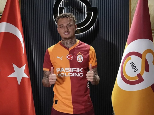 "Qalatasaray"dan ayrıldı