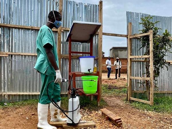 "Ebola" sürətlə yayılır, ölənlərin sayı 131-ə çatdı