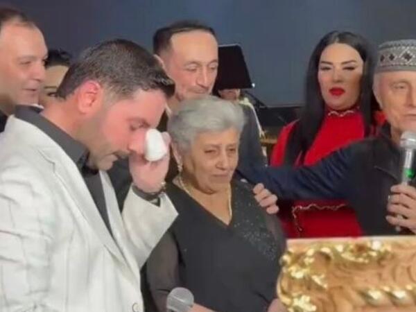 Xalq artisti İzzət Bağırovla anasını kövrəltdi - <span class="color_red">VİDEO</span>