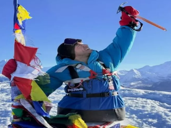 Ayaqları olmayan Rüstəm Nəbiyev Everesti fəth etdi: Yalnız əlləri ilə... - <span class="color_red">FOTO</span>