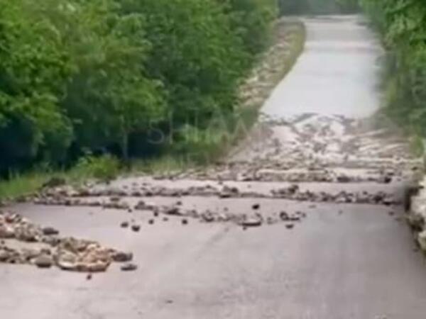 Qubada yol çökdü - 3 kəndin yolu bağlandı - VİDEO