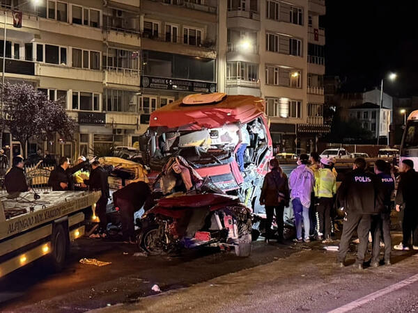 Türkiyədə yük maşını 2 avtomobillə toqquşdu: 5 ölü, 6 yaralı - <span class="color_red">FOTO</span>