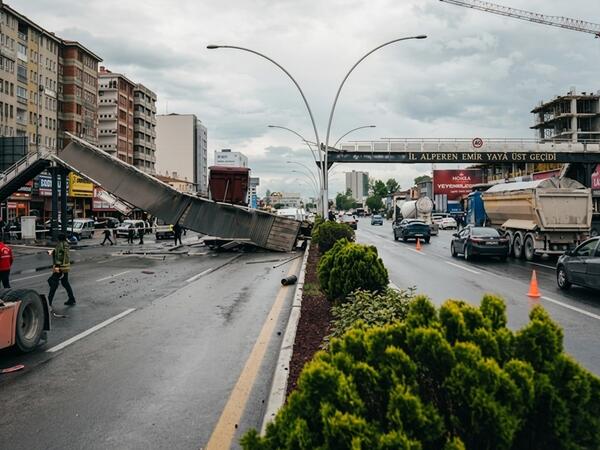 Ankarada yük maşını piyada keçidini aşırtdı - <span class="color_red">ANBAAN VİDEO</span>