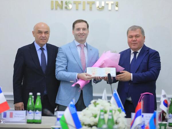Sahib Paşazadəyə Özbəkistanda “Sənətşünaslıq üzrə fəlsəfə doktoru (PhD)” elmi dərəcəsinin diplomu təqdim edilib - <span class="color_red">FOTO</span>