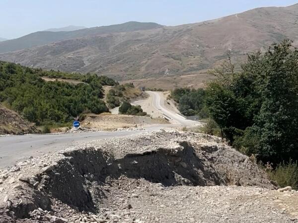 Güclü yağışlar bu yolu yararsız vəziyyətə saldı