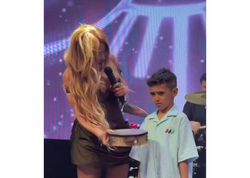 Aygün Kazımovanın yanında yeganə qəmli KİŞİ - <span class="color_red">VİDEO</span>