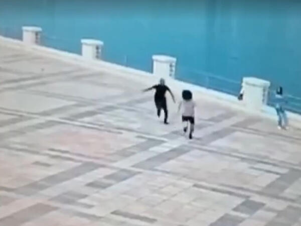 Bulvarda qadına qarşı əxlaqsızlıq edən şəxsin görüntüləri yayıldı - <span class="color_red">VİDEO</span>