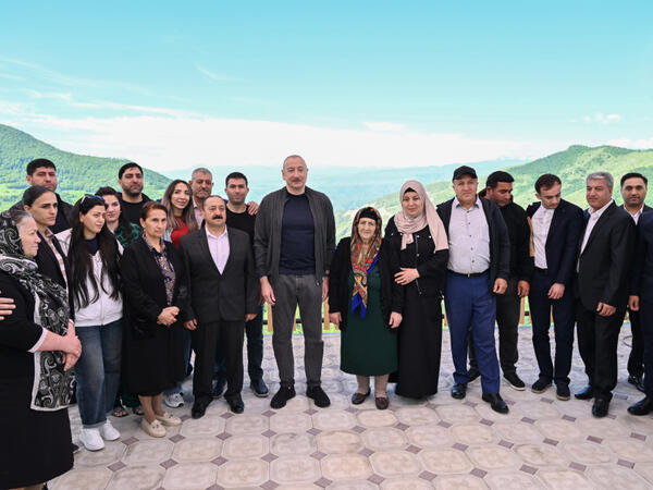 Prezident Şuşanın Böyük Qaladərəsi kəndində görülən işlərlə tanış olub, sakinlərlə görüşüb