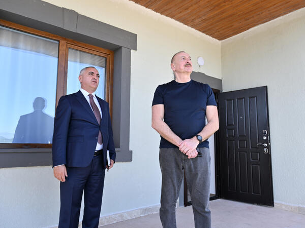 İlham Əliyev Xocalıda hərbi qulluqçular üçün nəzərdə tutulan fərdi evlərdə yaradılmış şəraitlə tanış olub - FOTO