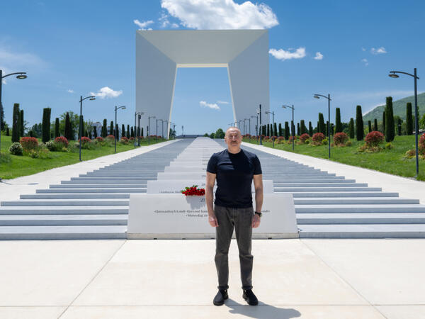 Prezident Xankəndidə Zəfər tağının önünə gül dəstələri düzüb - FOTO