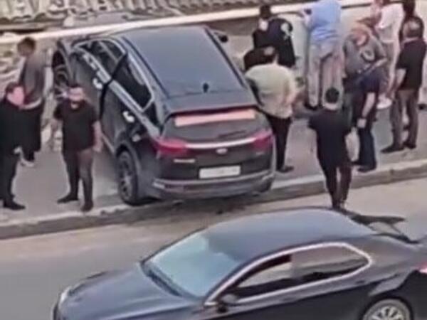Bakıda qəribə qəza: "Cip" evin damına çırpıldı - <span class="color_red">VİDEO</span>