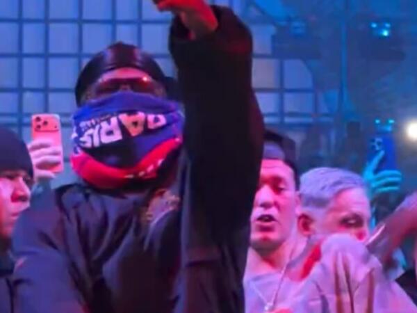 Səhnədə sirr: Üzü örtülü olan Travis Scott həqiqətən o idi?- <span class="color_red">VİDEO</span>