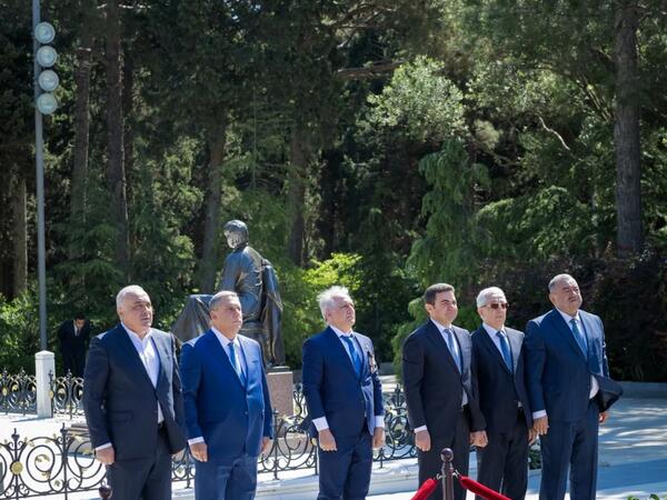 AZAL kollektivi və mülki aviasiyanın digər nümayəndələri Fəxri xiyabanı ziyarət edib