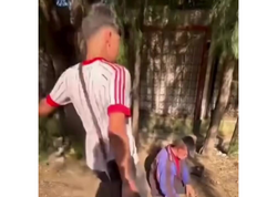 Yeniyetmələr parkda yatan yaşlı kişini TƏPİKLKƏDİLƏR - <span class="color_red">VİDEO </span>