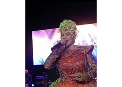 Əməkdar artist səhnədə çətin anlar yaşadı - <span class="color_red">VİDEO </span>